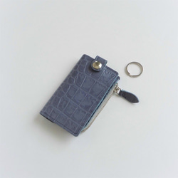 L字ファスナーポケットの付いた2つ折りキーケース　牛革　ブルー　クロコ型押し 4枚目の画像