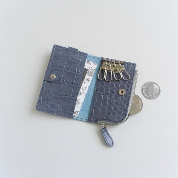 L字ファスナーポケットの付いた2つ折りキーケース　牛革　ブルー　クロコ型押し 6枚目の画像