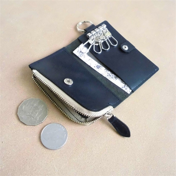 L字ファスナーポケットの付いた2つ折りキーケース　牛革　イタリアンレザー ネイビー 5枚目の画像