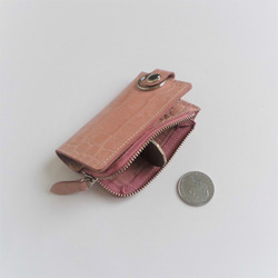 L字ファスナーポケットの付いた2つ折りキーケース　牛革　ピンク　クロコ型押し 3枚目の画像