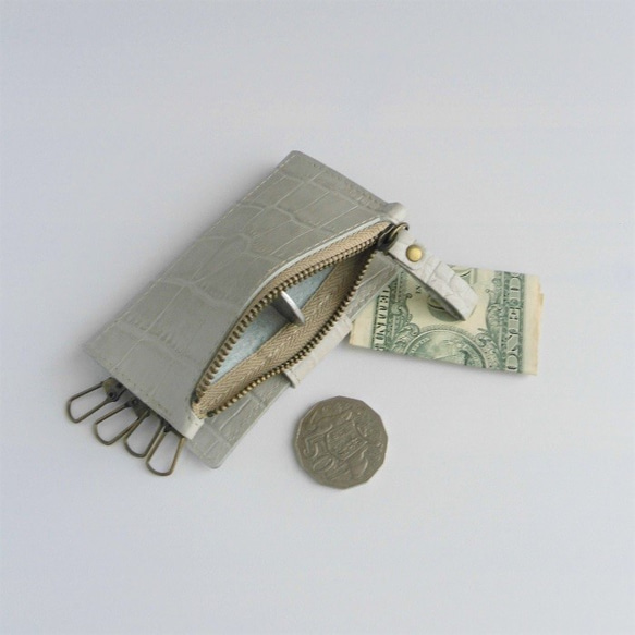 ファスナーポケットとカードポケットの付いた2つ折りのキーケース　牛革　グレー　クロコ型押し 2枚目の画像