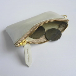 ポケットにすっぽり収まる手のひらサイズのコインケース　オフホワイト　牛革　小銭入れ 3枚目の画像