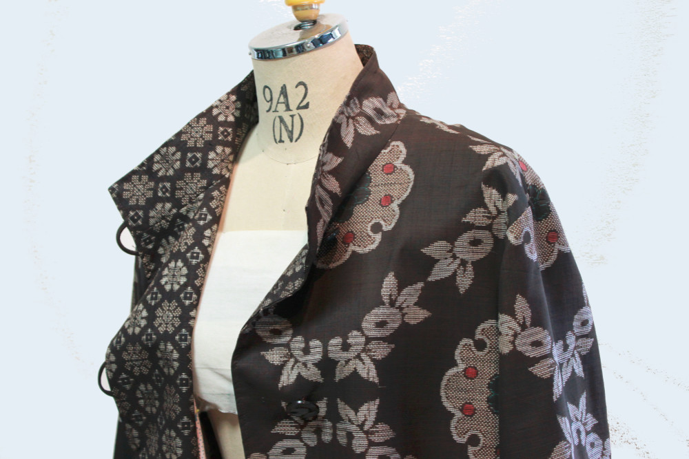 泥大島スタンド衿のコート