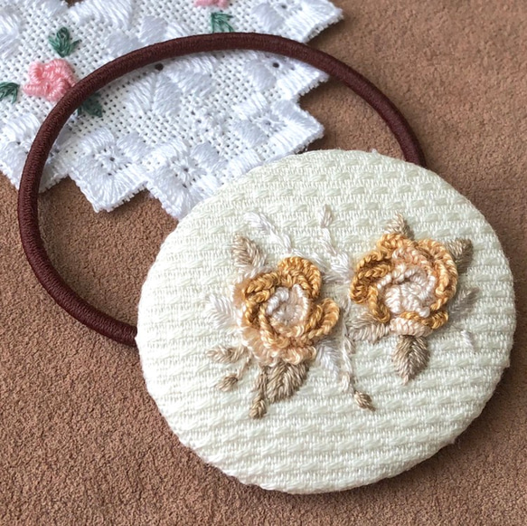 キャラメル色の薔薇の刺繍のヘアゴム 2枚目の画像