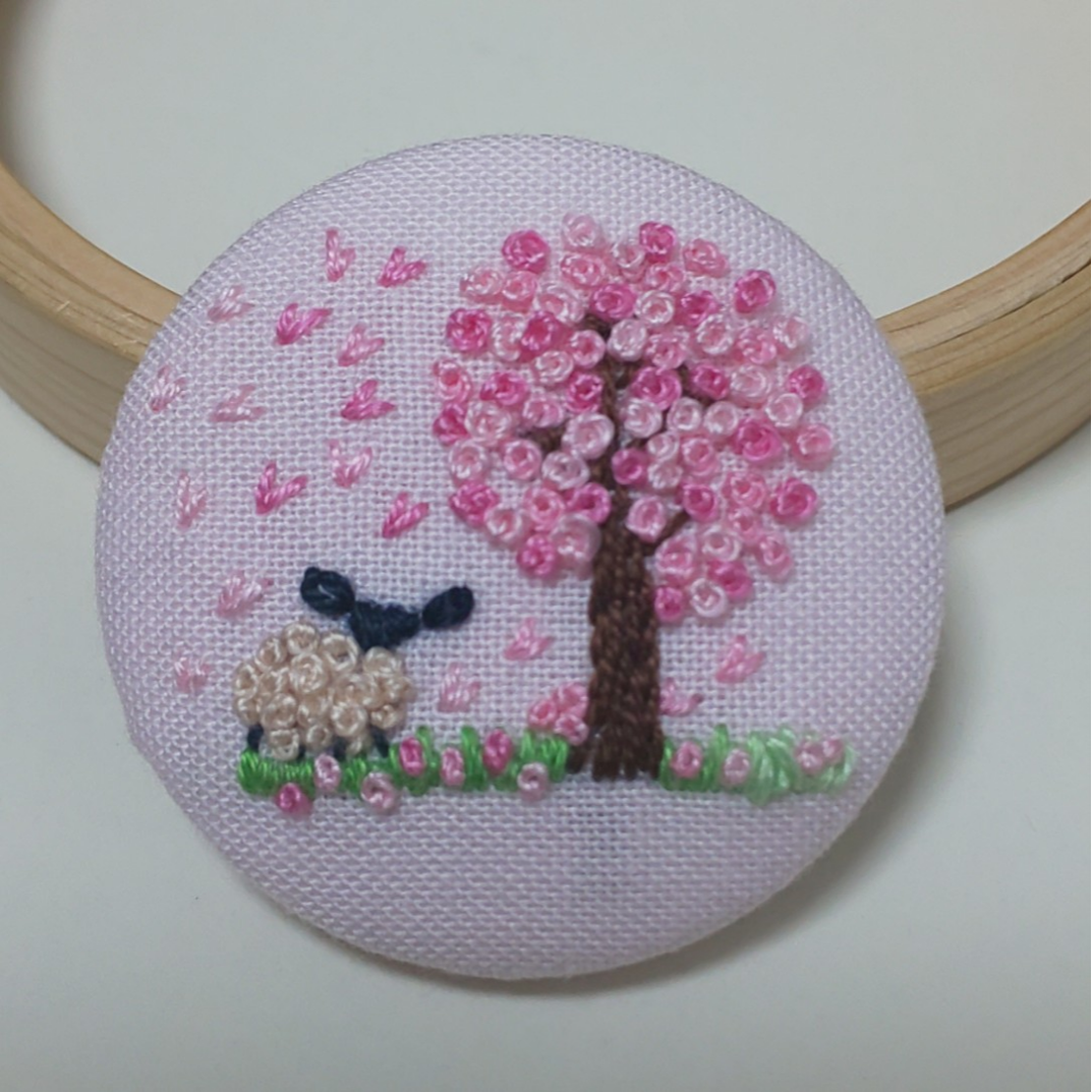 ハンドメイド くるみボタン 桜と羊刺繍 ヘアゴム ブローチ ストール 