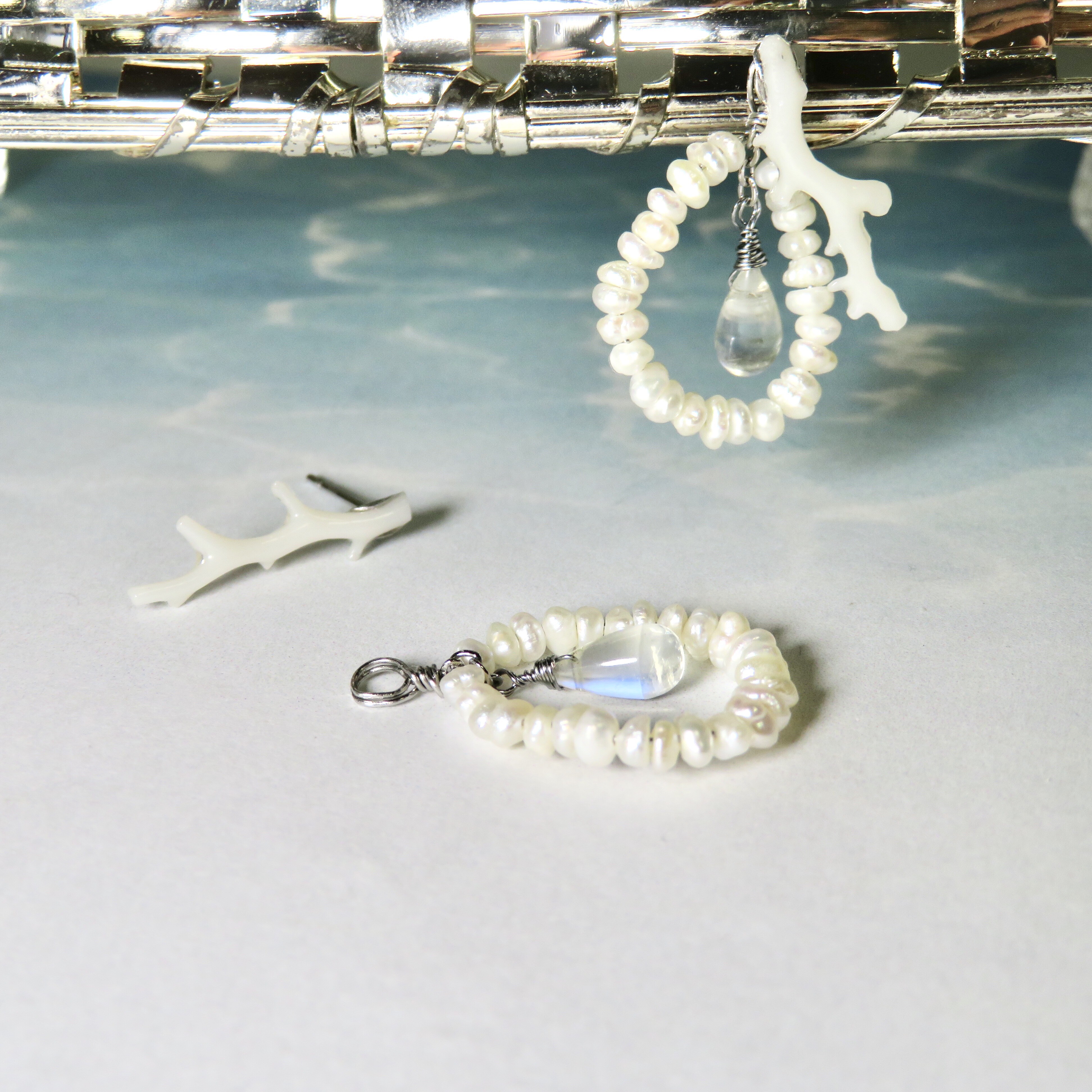 白枝珊瑚×ブルームーンストーン・淡水真珠の2way-pierce