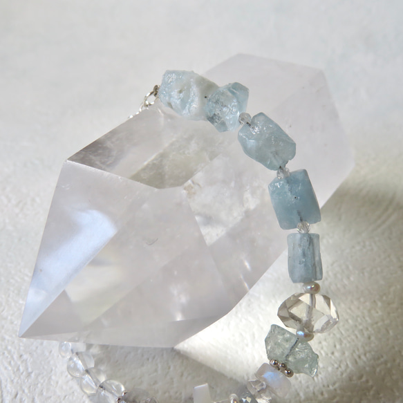 流氷のクロス◇原石Aquamarine・Quartz×Moon‐stone…／SV925 2枚目の画像