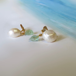 海から・・◇アパタイトの欠けらと淡水真珠のイヤリング 4枚目の画像