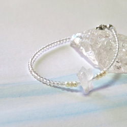 結晶の形◇ミニチュア水晶クラスターと淡水真珠／316L－bracelet 1枚目の画像