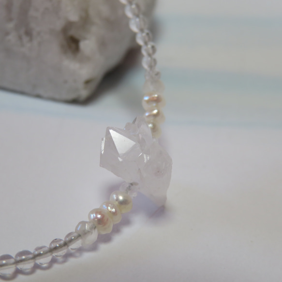 結晶の形◇ミニチュア水晶クラスターと淡水真珠／316L－bracelet 5枚目の画像