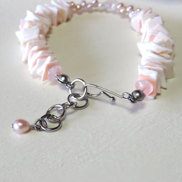 花びらの絨毯【I】◇Rose Quartz × Pink shell／316L-bracelet 4枚目の画像