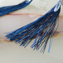 カイヤナイトと紺碧の風／絹糸タッセルのイヤリング 3枚目の画像