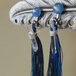 カイヤナイトと紺碧の風／絹糸タッセルのイヤリング 5枚目の画像