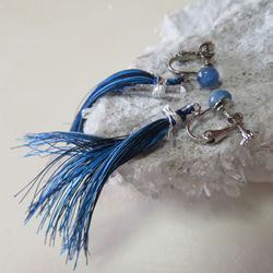 カイヤナイトと紺碧の風／絹糸タッセルのイヤリング 6枚目の画像