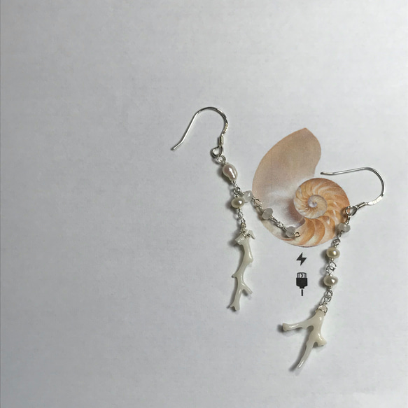 ー深海ー   白枝珊瑚と淡水真珠のアシンメトリーピアス   SV925 5枚目の画像