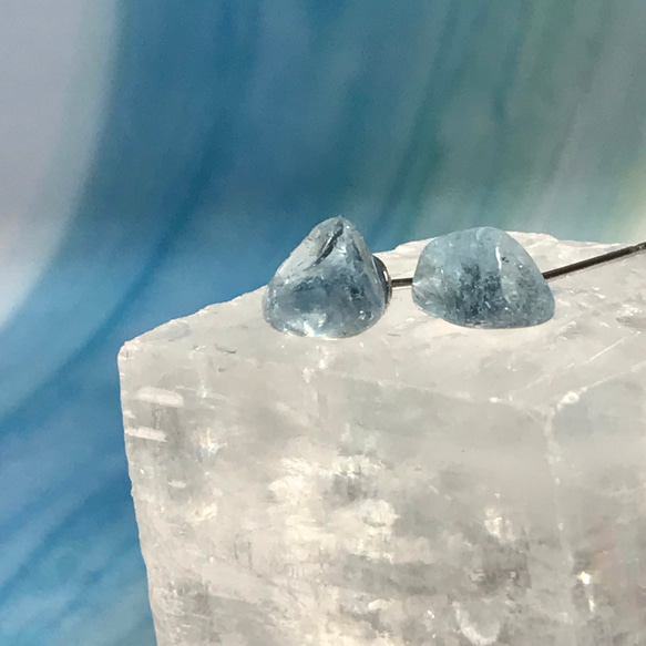 溶け出す氷◇アクアマリンの原石ピアス（ノンホールピアス）    サージカルステンレス製 1枚目の画像
