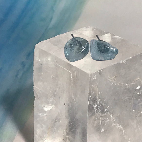 溶け出す氷◇アクアマリンの原石ピアス（ノンホールピアス）    サージカルステンレス製 2枚目の画像