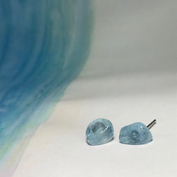 溶け出す氷◇アクアマリンの原石ピアス（ノンホールピアス）    サージカルステンレス製 4枚目の画像