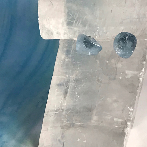 溶け出す氷◇アクアマリンの原石ピアス（ノンホールピアス）    サージカルステンレス製 6枚目の画像