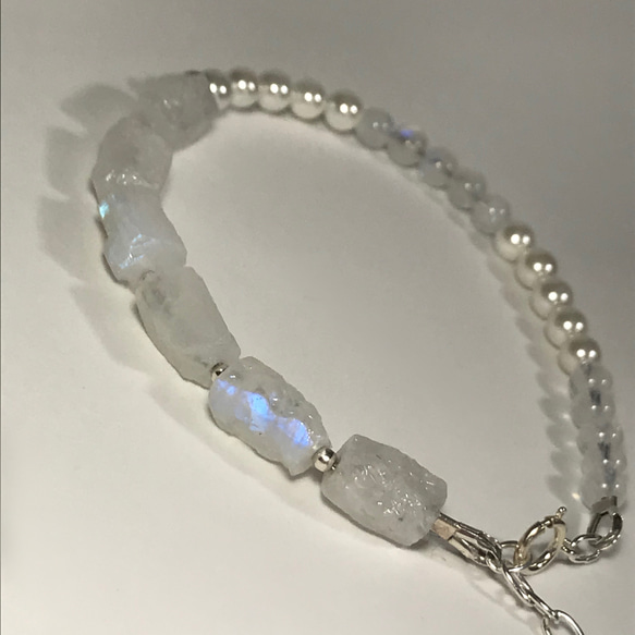 原石＊Blue moonstone×6／asymmetry pearl MIX ／SV925 bracelet 3枚目の画像