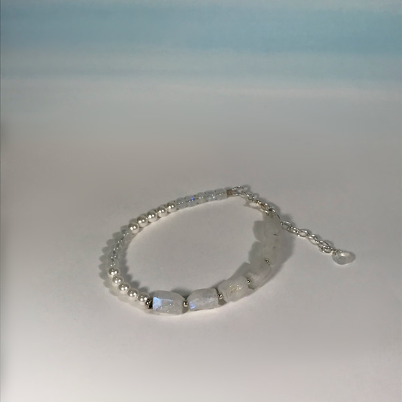 原石＊Blue moonstone×6／asymmetry pearl MIX ／SV925 bracelet 4枚目の画像