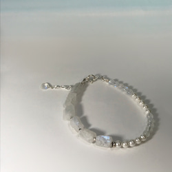 原石＊Blue moonstone×6／asymmetry pearl MIX ／SV925 bracelet 5枚目の画像
