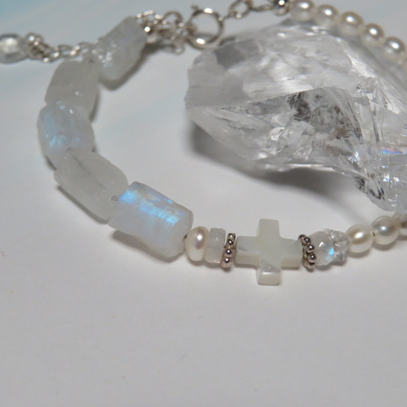 原石＊Blue moonstone／asymmetry cross pearl ／SV925 bracelet 6枚目の画像