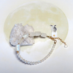 原石＊Rainbow moonstone×6／asymmetry pearl MIX ／14kgf bracelet 1枚目の画像