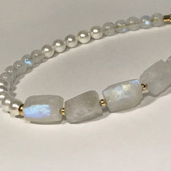 原石＊Rainbow moonstone×6／asymmetry pearl MIX ／14kgf bracelet 4枚目の画像