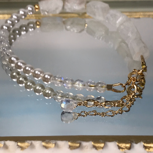 原石＊Rainbow moonstone×6／asymmetry pearl MIX ／14kgf bracelet 5枚目の画像