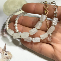 原石＊Rainbow moonstone×6／asymmetry pearl MIX ／14kgf bracelet 9枚目の画像