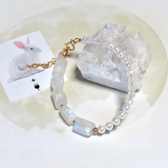 原石＊Rainbow moonstone×5／asymmetry pearl MIX ／14kgf bracelet 1枚目の画像