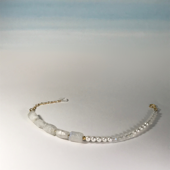 原石＊Rainbow moonstone×5／asymmetry pearl MIX ／14kgf bracelet 4枚目の画像