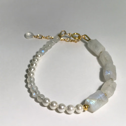 原石＊Rainbow moonstone×5／asymmetry pearl MIX ／14kgf bracelet 5枚目の画像