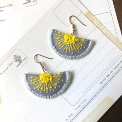 コットンリネン刺繍フックピアス　イエロー 1枚目の画像