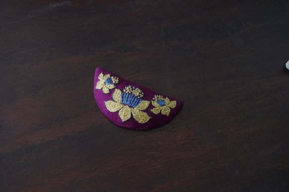 コットンリネン　ボルドー×イエロー小花刺繍　ネックレスorブローチ　 2枚目の画像