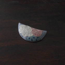 コットンリネン　グレー×ピンクベージュ雲刺繍　ネックレスorブローチ　 2枚目の画像