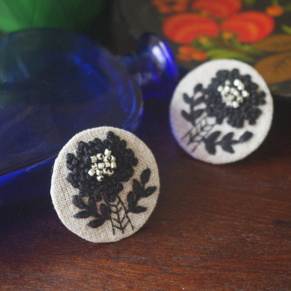 Black flowers 刺繍ビーズイヤリング 1枚目の画像
