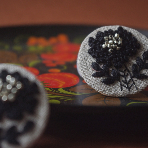 Black flowers 刺繍ビーズイヤリング 3枚目の画像