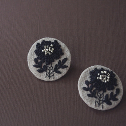 Black flowers 刺繍ビーズイヤリング 6枚目の画像