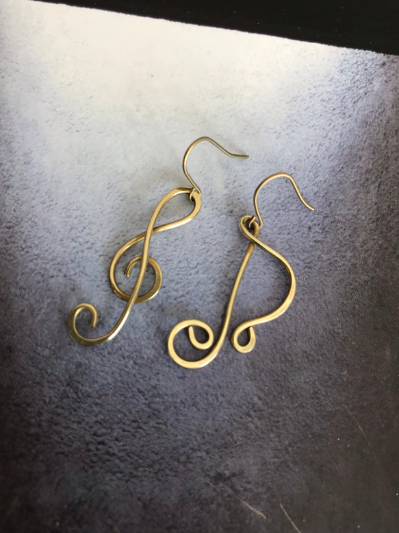 ト音記号のピアス 1枚目の画像