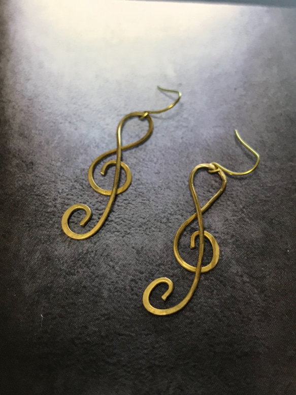 ト音記号のピアス 2枚目の画像