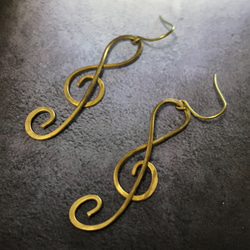 ト音記号のピアス 3枚目の画像