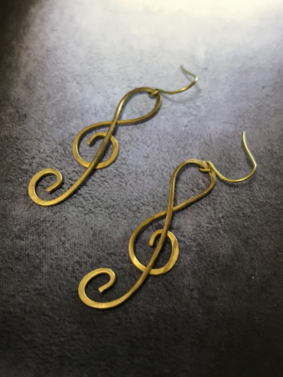 ト音記号のピアス 3枚目の画像