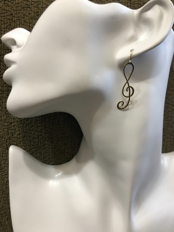 ト音記号のピアス 4枚目の画像