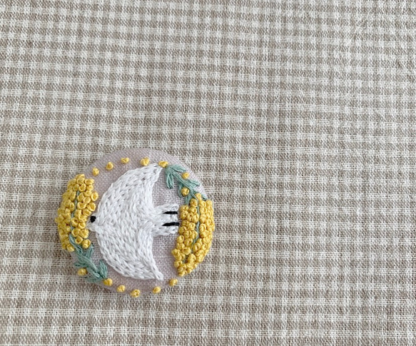 再販4【受注製作】刺繍ブローチ／刺繍ヘアゴム「ミモザバード」 1枚目の画像