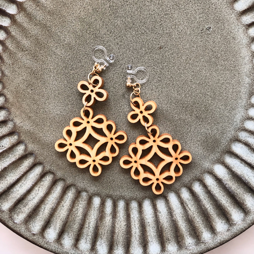 揺れる花レースモチーフ】木のアクセサリー ヒノキのピアス