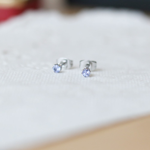 【再販】宝石質タンザナイトのファセットカット・スタッドピアス（3mm・サージカルステンレス） 3枚目の画像