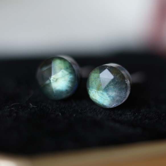 [再次上架] 寶石品質拉長石 x 水晶耳環（6 毫米，醫用不鏽鋼） 第1張的照片