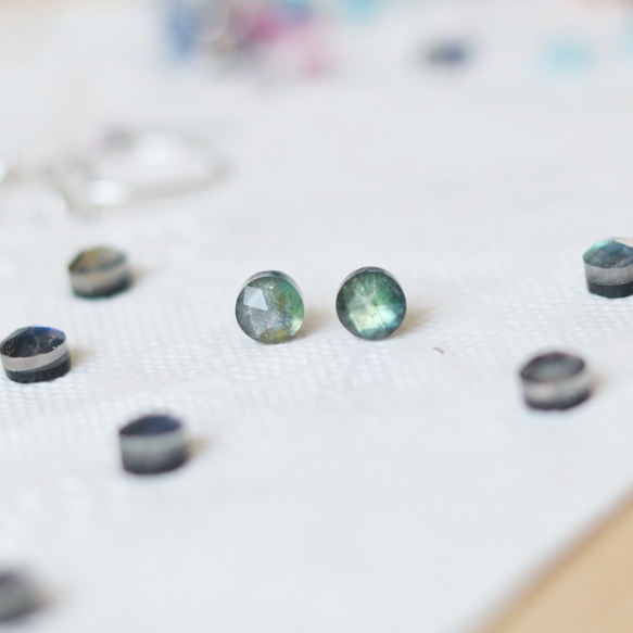 [再次上架] 寶石品質拉長石 x 水晶耳環（6 毫米，醫用不鏽鋼） 第2張的照片